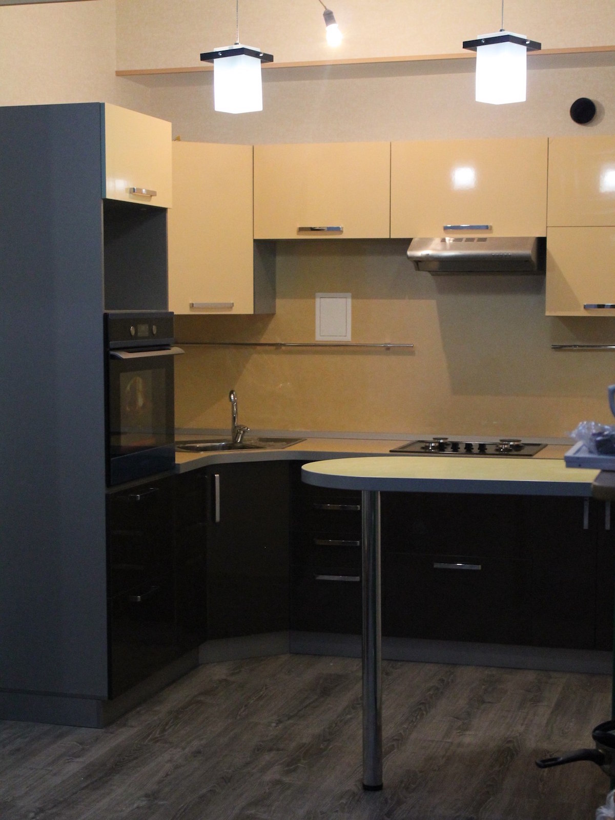 Фото 1 Кухонный гарнитур Антуриум. Угловая кухня с пластиковыми фасадами | Кухни на заказ на кухникирова.рф