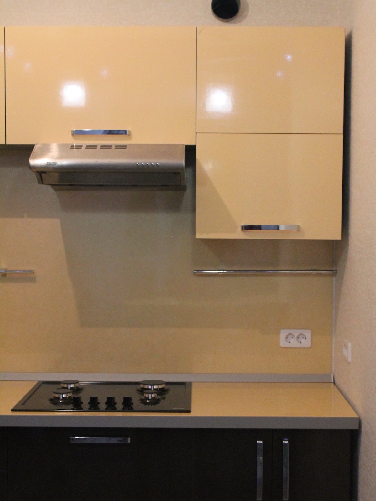 Фото 2 Кухонный гарнитур Антуриум. Угловая кухня с пластиковыми фасадами | Кухни на заказ на кухникирова.рф